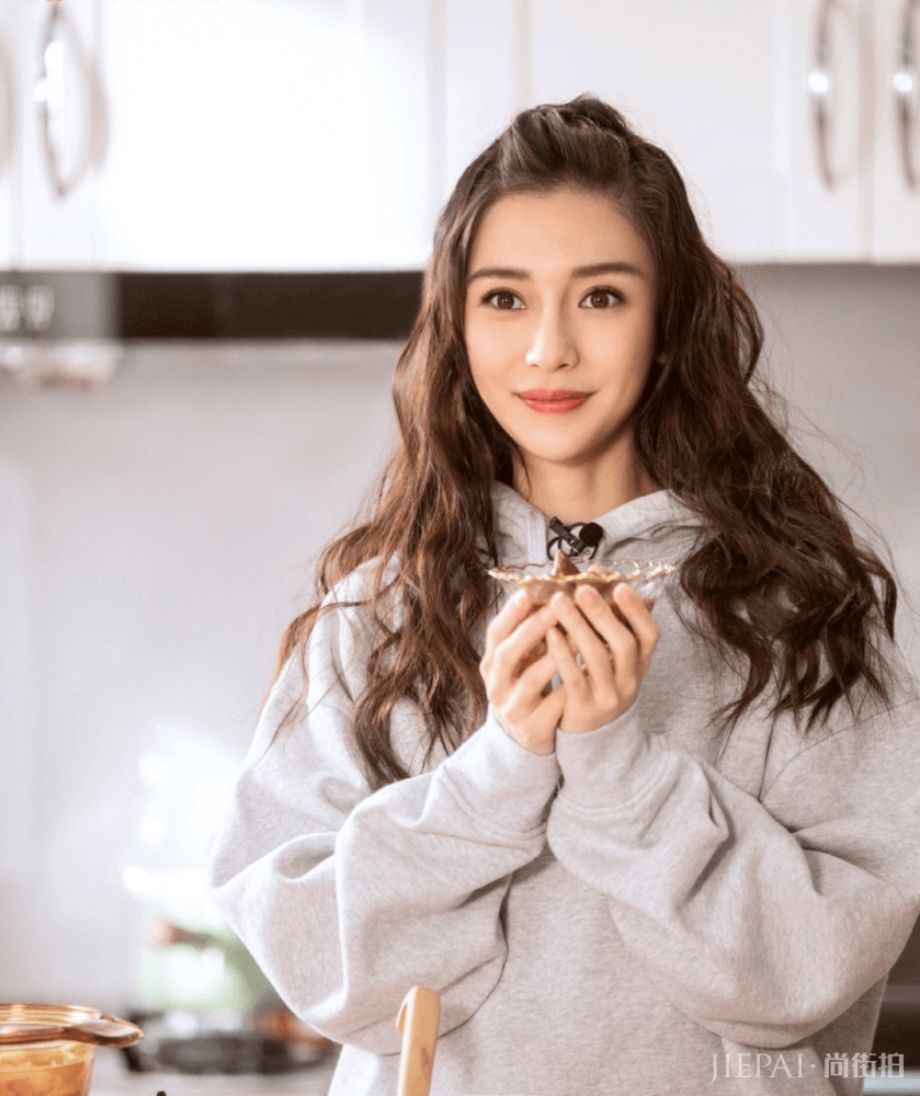 杨颖烈焰红唇配大波浪,蓝白相间晚礼凸显女人魅力,美腻了