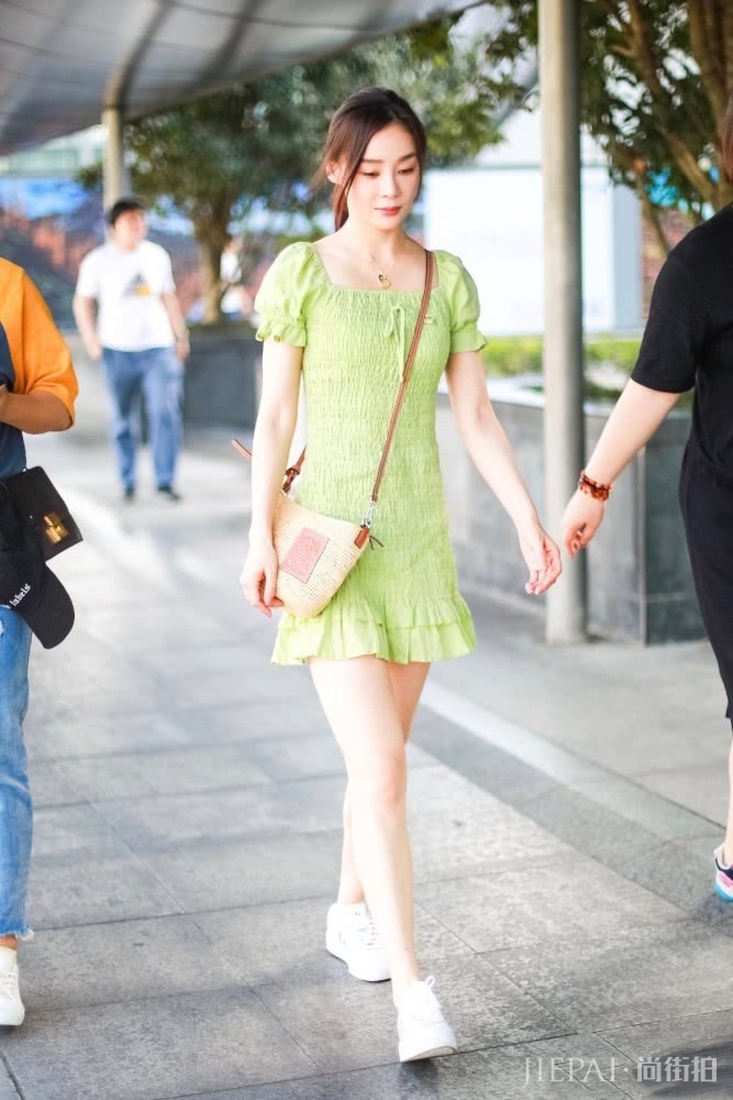 袁姗姗穿牛油果出街，褶皱裙秀出曼妙身材