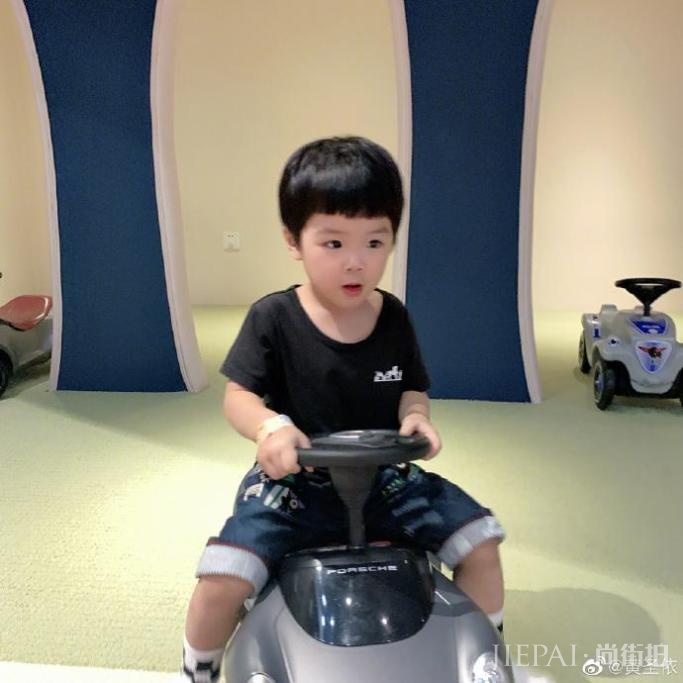 黄圣依罕见晒与两儿子合照 母子三人同框画面温馨有爱