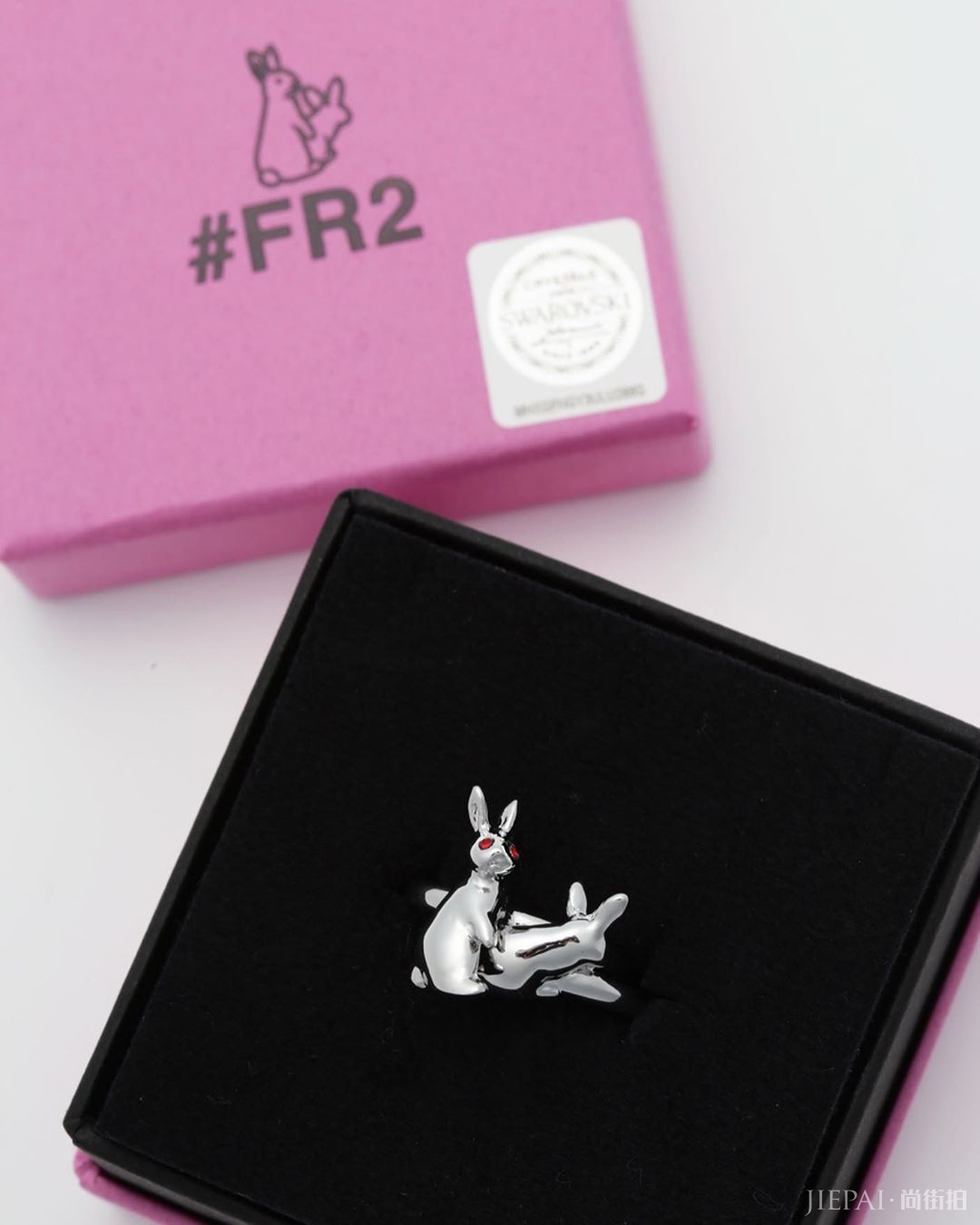 兔兔能挂在脖子上?FR2 x Swarovski发布全新首饰周边系列!