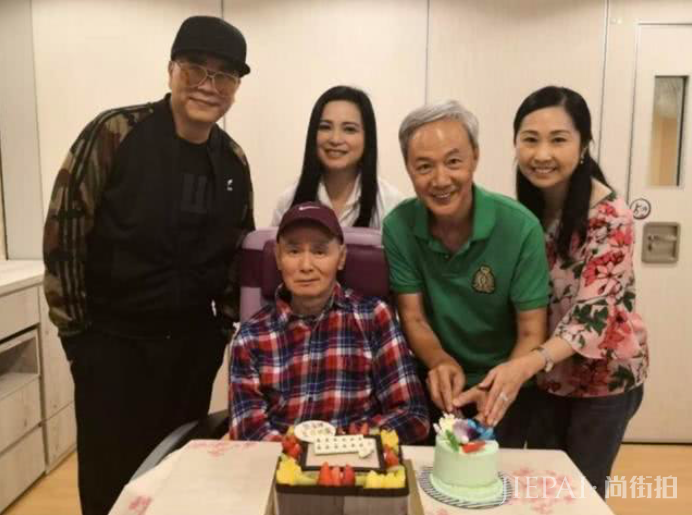 亲生子女不如老友?64岁刘家辉罕见露面,欧阳震华养老院为其庆生