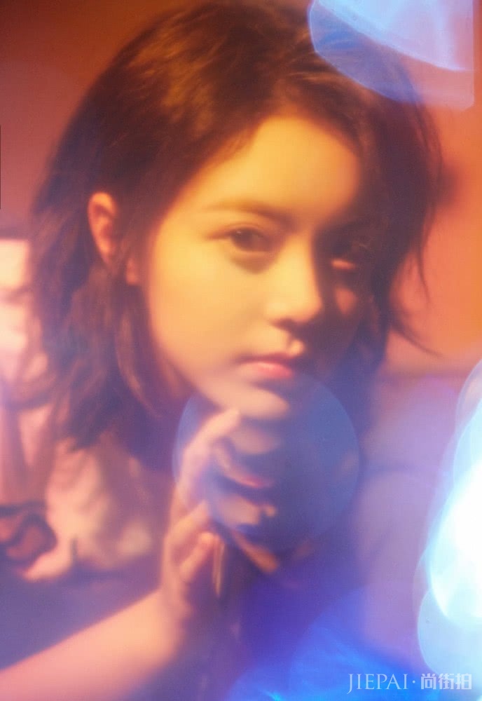 赵今麦穿衬衫领带配半身裙,气场不像17岁少女