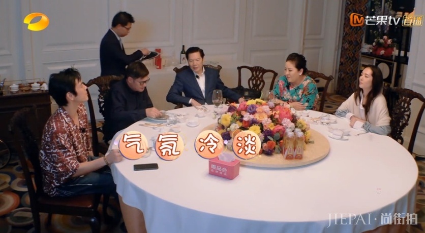 门当户对多重要?郭碧婷爸爸和向华强亲家见面,场面尴尬气氛冷