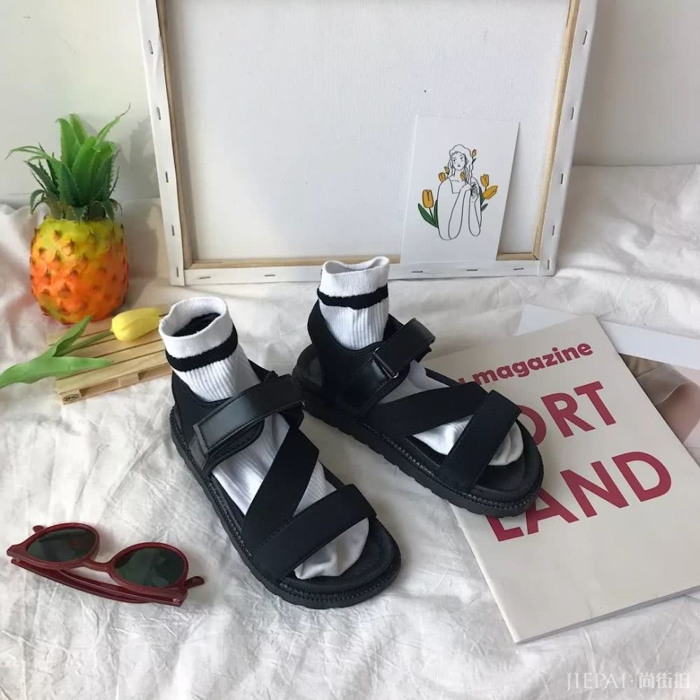 泫雅在穿的“丑丑鞋”,上脚超时髦