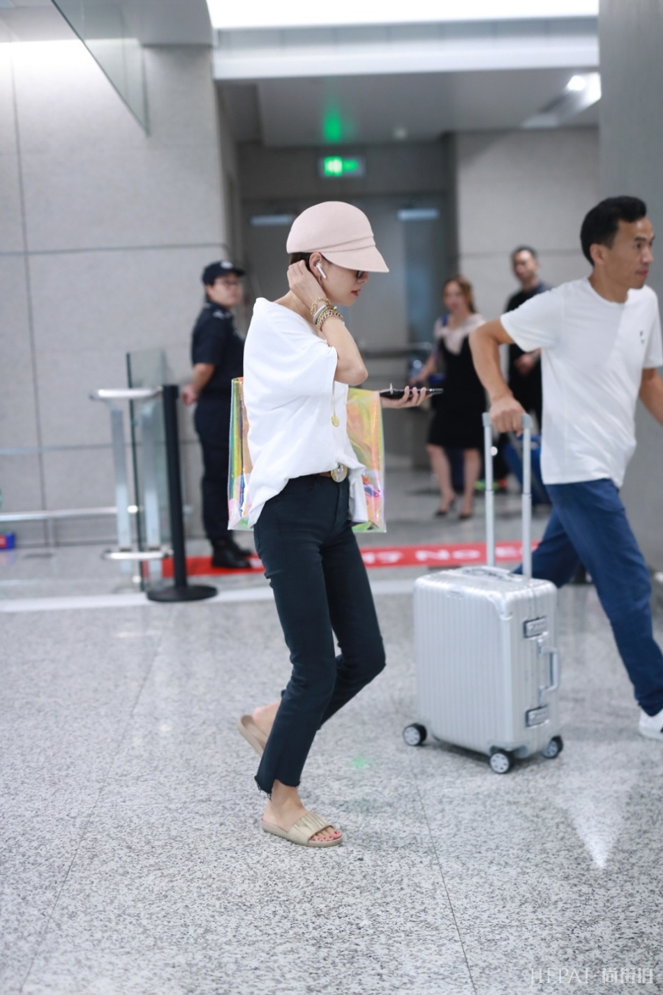 马伊琍离婚后机场亮相首露正脸 暴瘦成皮包骨低调躲避镜头