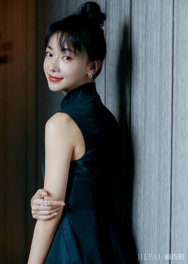 吴谨言穿9000黑色连衣裙,扎丸子头搭出古典美,细腰红唇好撩人