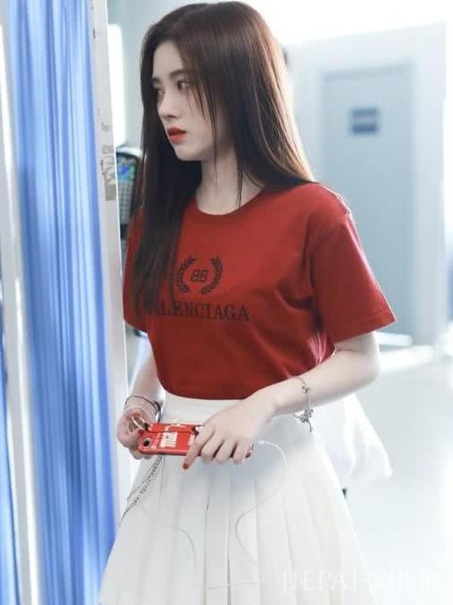 鞠婧祎红T搭配白色百褶裙,活力酷似二次元少女