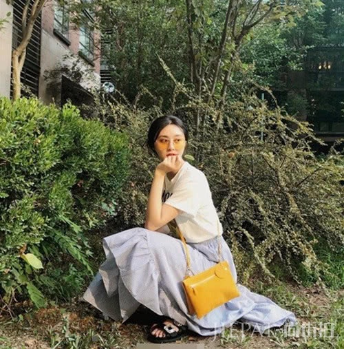 给包包增添上黄色,张扬出属于你的个性
