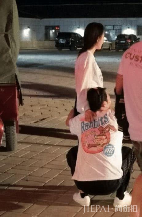 与窦骁官宣恋情四月,何超莲爱得火热探班男友,剧组人员见惯不怪