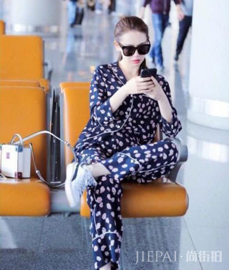 女星跷二郎腿:范冰冰杨幂霸气侧漏,刘诗诗唐嫣优雅温婉