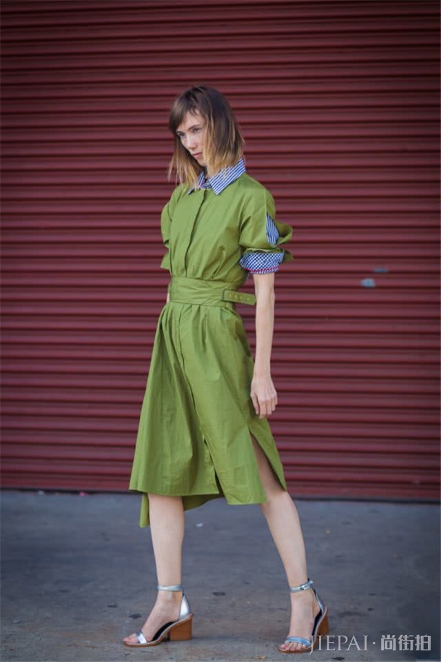 女人过了50岁不服老!初秋可以买这3款裙子,减龄更显气质