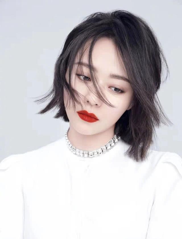 不涂红唇穿上公主裙也不够高级,热巴倪妮的初秋美妆技巧学起来