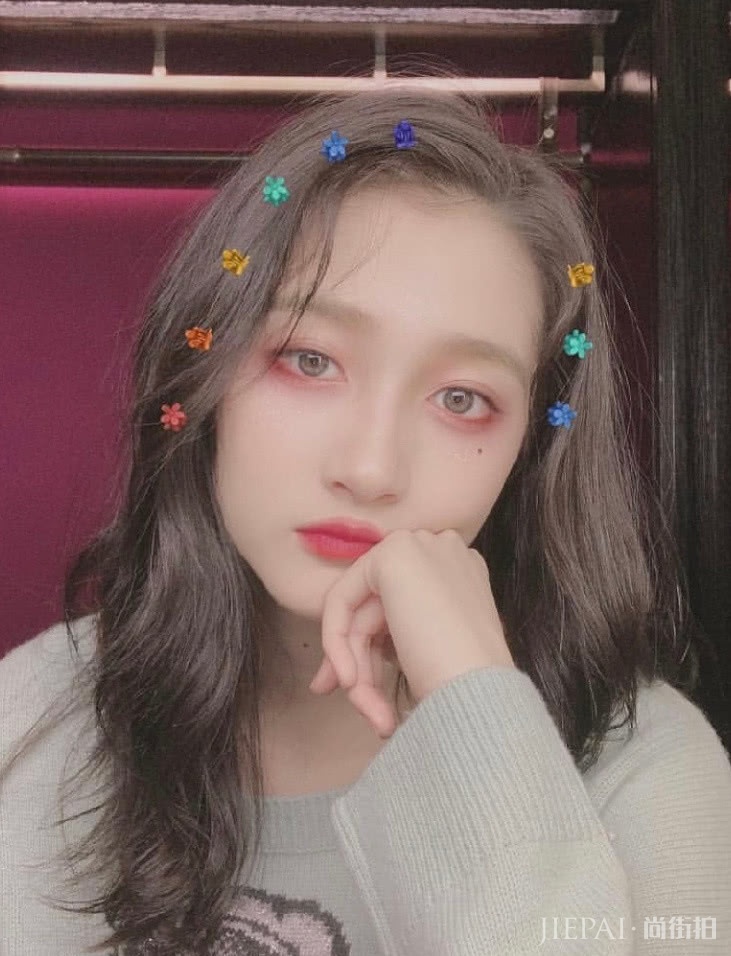 吴宣仪挑战“泫雅风”，搭配网红发夹，少女感绝了