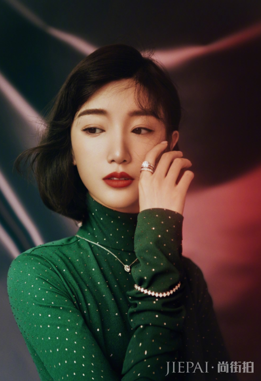 错剪短发怎么办?毛晓彤复古卷短发力挽狂澜,终于不像个男孩子了