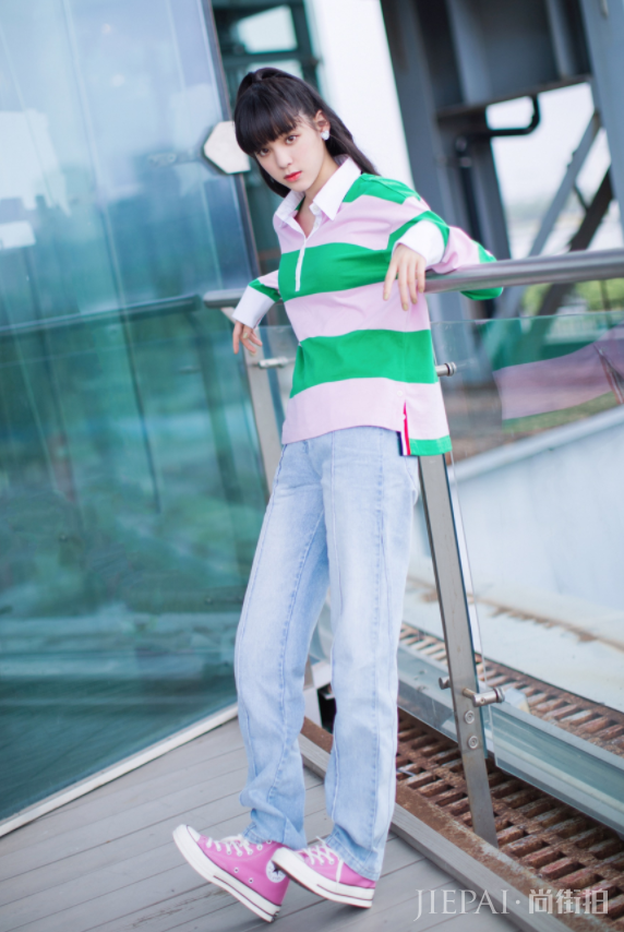 欧阳娜娜匡威鞋火了,搭配牛仔裤初恋感爆棚