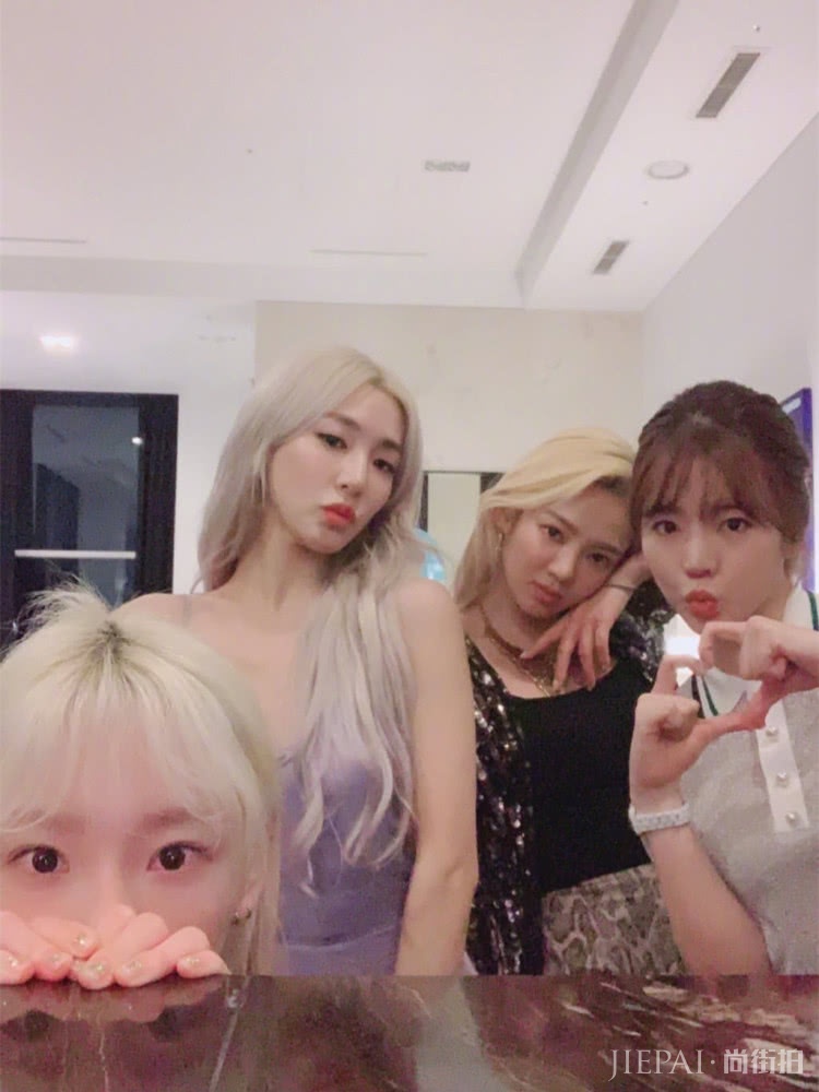 Tiffany生日会，三套造型齐上线，30岁依旧美成少女