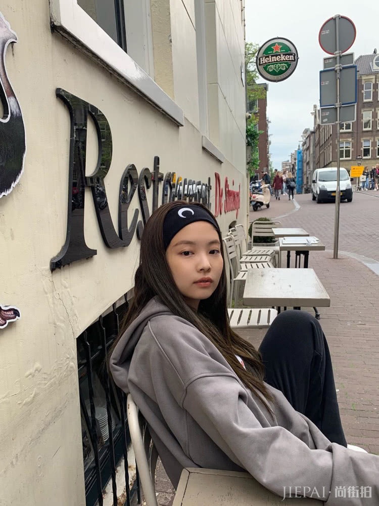 Lisa和Jennie,同穿一件拉链外套,美得不相上下