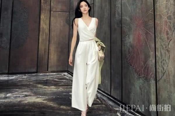 夏日海边度假穿搭,碎花裙花衬衫无袖上衣,清凉时尚拍照好看