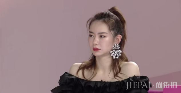 女明星示范，头发扎一半留一半，这些发型好打理还时髦