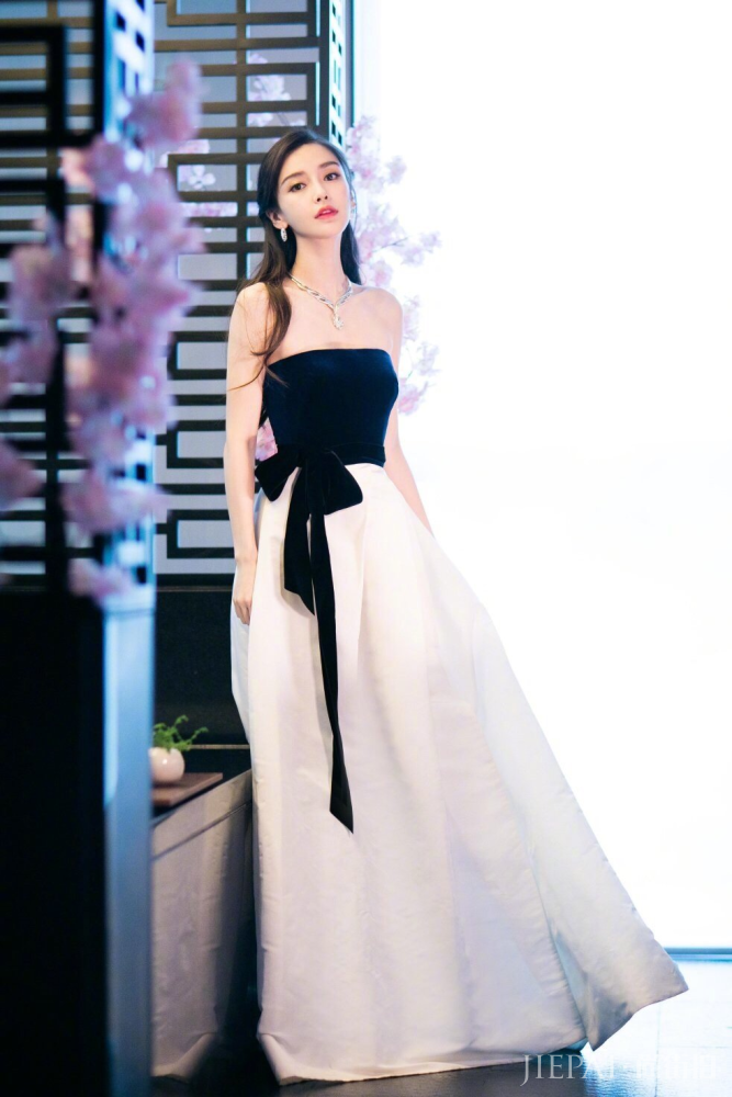 杨颖烈焰红唇配大波浪,蓝白相间晚礼凸显女人魅力,美腻了