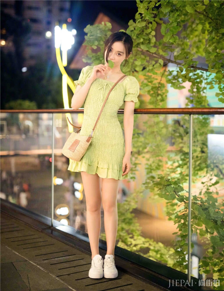 袁姗姗穿牛油果出街，褶皱裙秀出曼妙身材
