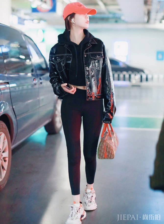 宋妍霏机场街拍，穿T恤搭裤子个性十足