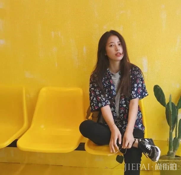不潮不敢出街,学周雨彤小姐姐穿花衬衫配黑色短裤,帅到想娶回家