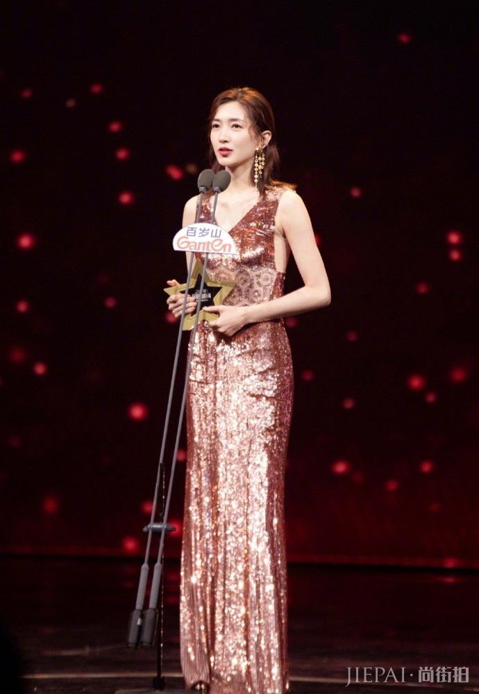 江疏影穿白色卫衣躺浴缸里,满满的文艺女神范