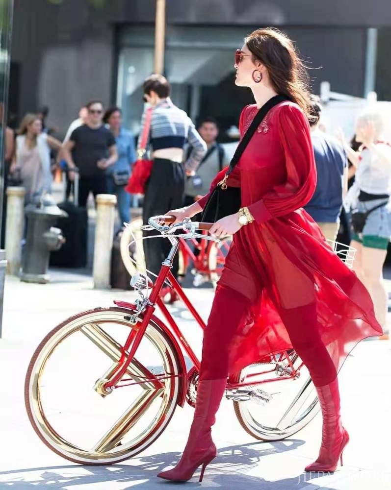 欧美街拍,又到了可以穿长裙的早秋了,看欧美潮女示范长裙搭什么鞋子好看