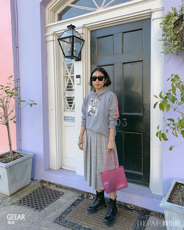 用裙子搭配这双鞋?这个奇怪组合意外地在Ins流行起来