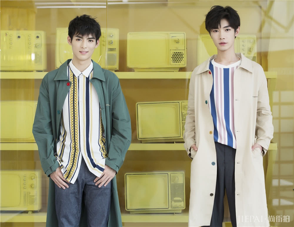 晓星尘薛洋剧外拍写真,穿同款风衣气质翩翩,内搭条纹衫更显默契