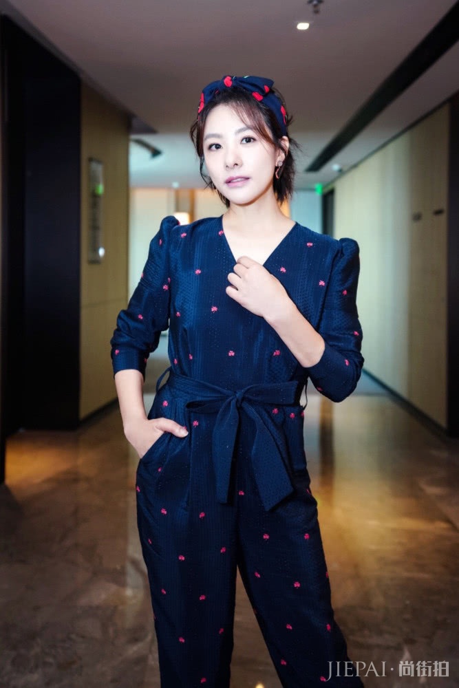 刘璇戴樱桃发带又穿连体裤凹造型，太减龄