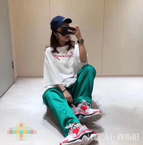 鞠婧祎红T搭配白色百褶裙,活力酷似二次元少女