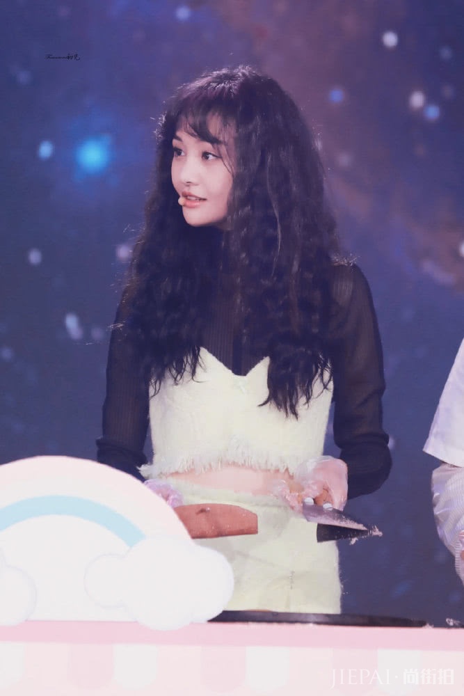 郑爽录制《女儿们的恋爱》,麻花辫配蕾丝衬衫好少女