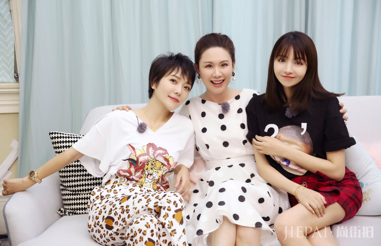 杨乐乐穿一条花裤子录综艺，41岁了气质真好