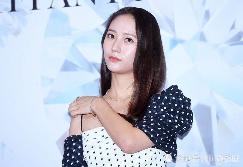 郑秀晶吊带裙90斤穿出80斤,这曲线服了