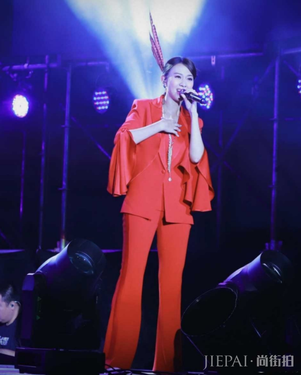 卓依婷深圳演唱会一口气连换5套衣服,38岁了比当年还好看