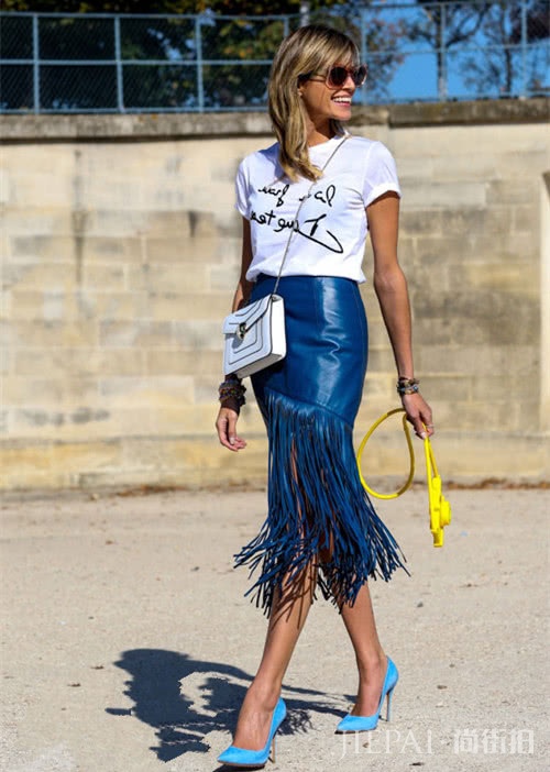 欧美街拍 夏天的蓝色情调要用温柔半身裙来助阵