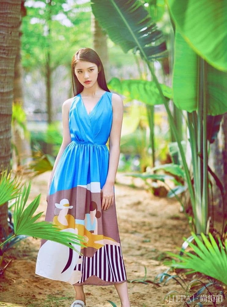 林允印花衬衫穿得高级大气,嘴巴涂全唇更像一朵花