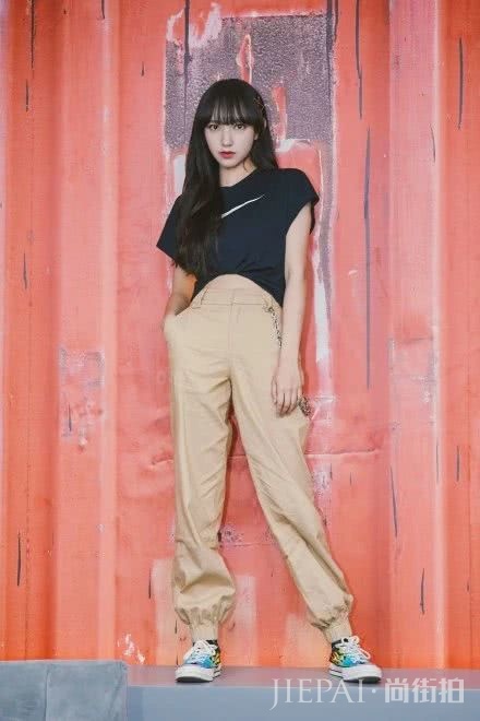 程潇一身复古装惊艳全场,个性爽朗也不缺性感,气质拿捏太好