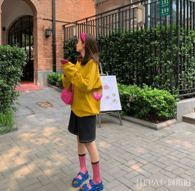 时髦个性早秋装撞色风来袭，这样搭配时尚又显气质