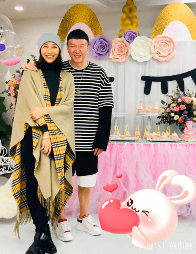 孙红雷与老婆逛街全程帮忙拎包,34岁娇妻穿着清凉大长腿抢镜