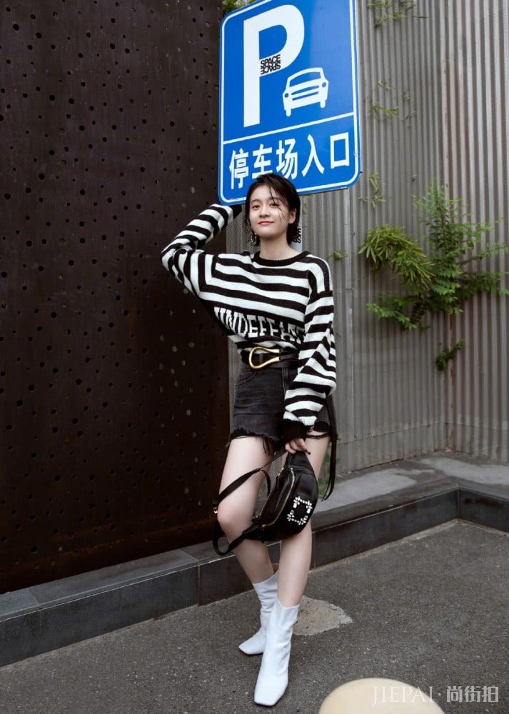 张雪迎条纹针织衫配超短裤,扎戚薇同款腰带,却比戚薇还要帅气