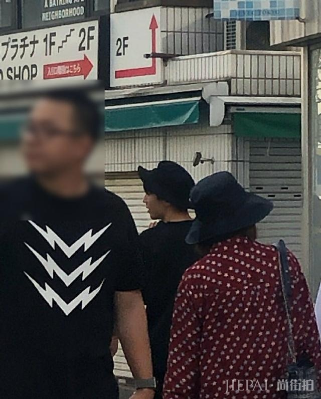 王俊凯在日本被网友偶遇，一身黑色穿着装扮，手里拿着喝的挺可爱