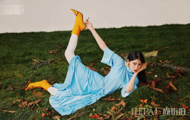 欧阳娜娜一袭蓝裙凹造型,全新妆容惊艳了,宋祖儿也曾化过雀斑妆