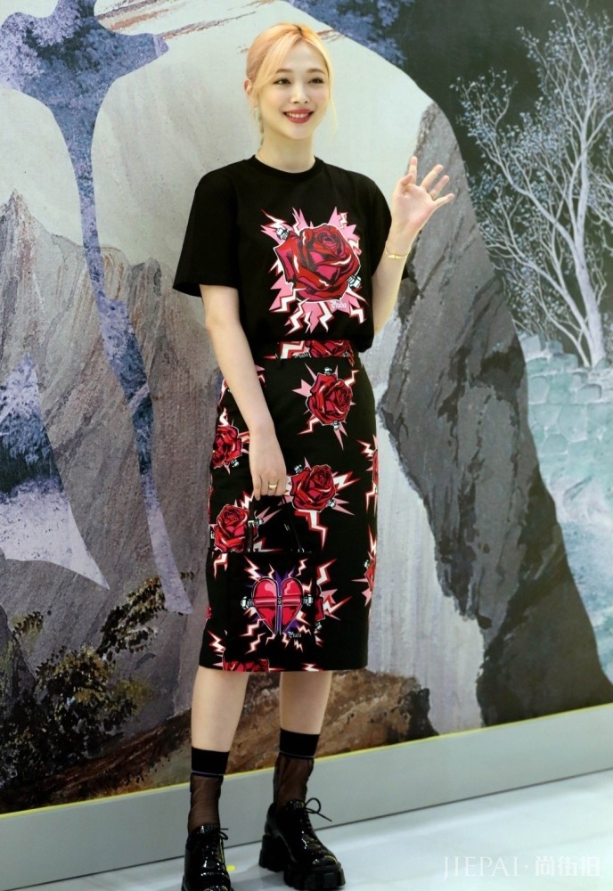 崔雪莉高跟鞋配黑色丝绒连衣裙,衬得双腿越发白了