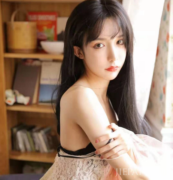 “路人镜头”下的艾比，真实身材藏不住，网友：这腰没开玩笑吧？