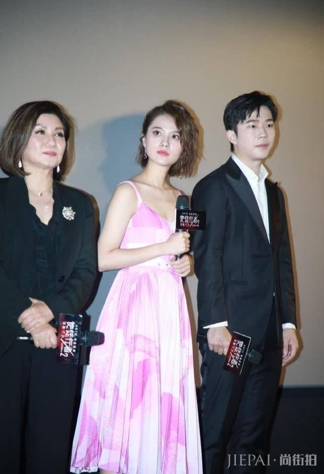 姜佩瑶3套造型亮相《使徒2》发布会,气质出众