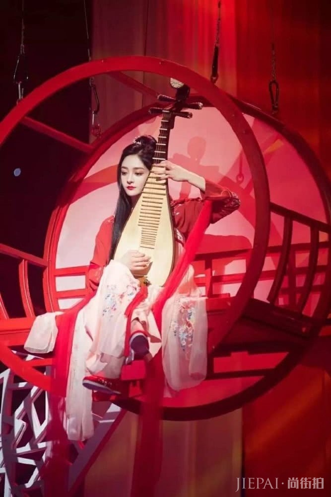 周洁琼吊带露脐背心很有看点，肉嘟嘟的肚子肉藏不住了，很可爱