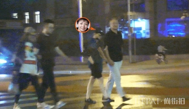 宋丹丹全家唱K,65岁老公高大帅气,牵手干女儿比大7岁儿媳感情好